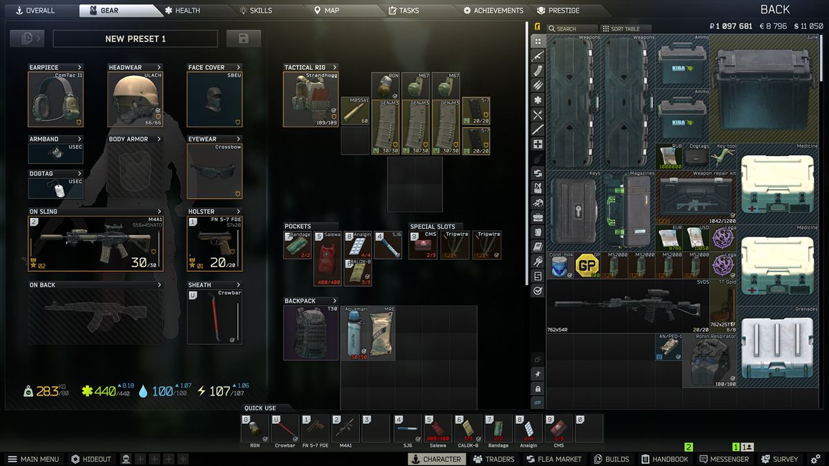 Capture officielle d'Escape from Tarkov : l'écran d'équipement d'un PMC avec fusil M4A1, pistolet FN 5-7, casque, casque audio et gilet tactique, à côté d'un coffre rangé en boîtes d'armes, de munitions, de soins, de clés et de chargeurs, et d'une liasse d'un million de roubles