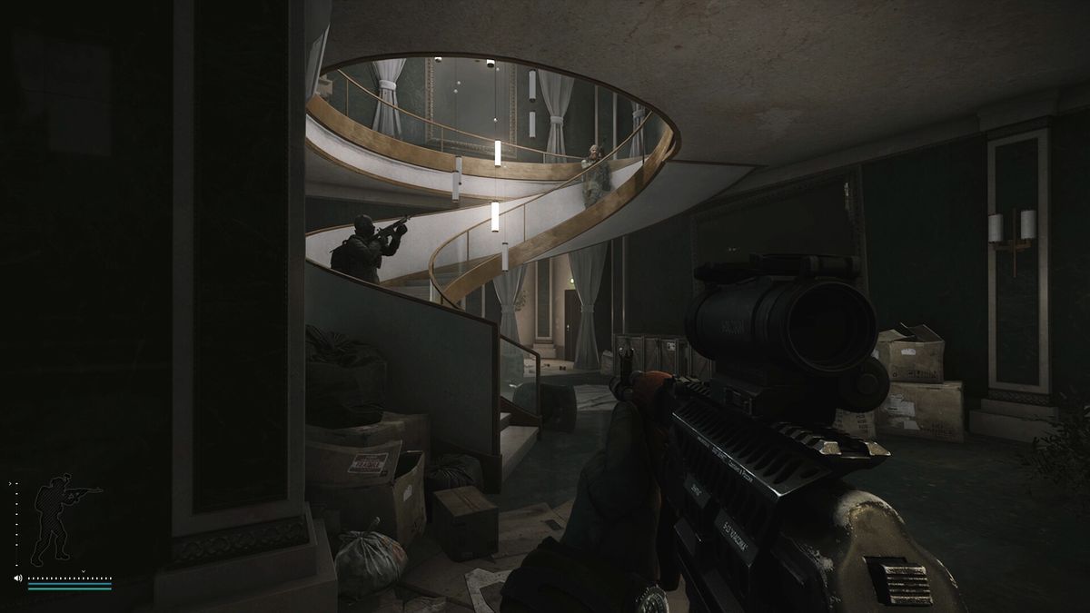 Capture officielle d'Escape from Tarkov : un grand hall sombre avec un escalier en colimaçon, un joueur sur les marches et un autre à l'étage supérieur