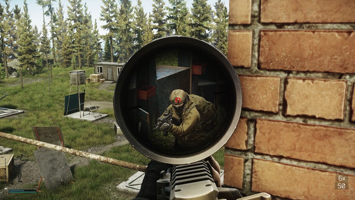 Capture officielle d'Escape from Tarkov : vue à travers une lunette grossissante sur un PMC casqué, accroupi derrière une structure, à côté d'un mur de briques