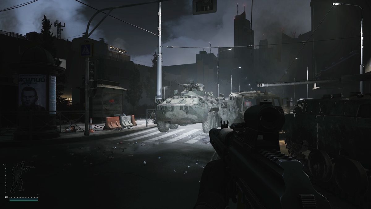 Capture officielle d'Escape from Tarkov : une rue de nuit dans Streets of Tarkov, un blindé éclairé au milieu de la chaussée et le reste de la scène plongé dans l'obscurité