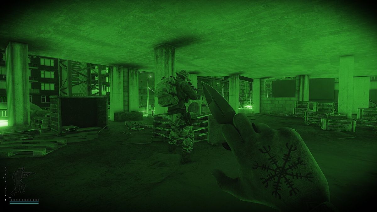 Capture officielle d'Escape from Tarkov : vue en vision nocturne verte, couteau en main, un PMC de dos s'avance sous une structure en béton