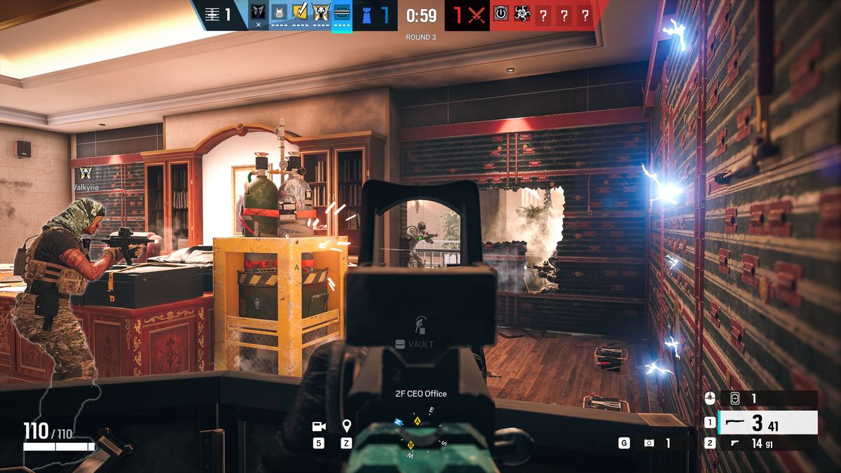 Capture officielle de Rainbow Six Siege : un défenseur vise, à travers une brèche ouverte dans un mur, un attaquant qui se découpe sur un fond clair, pendant qu'un mur renforcé électrifié crépite à droite