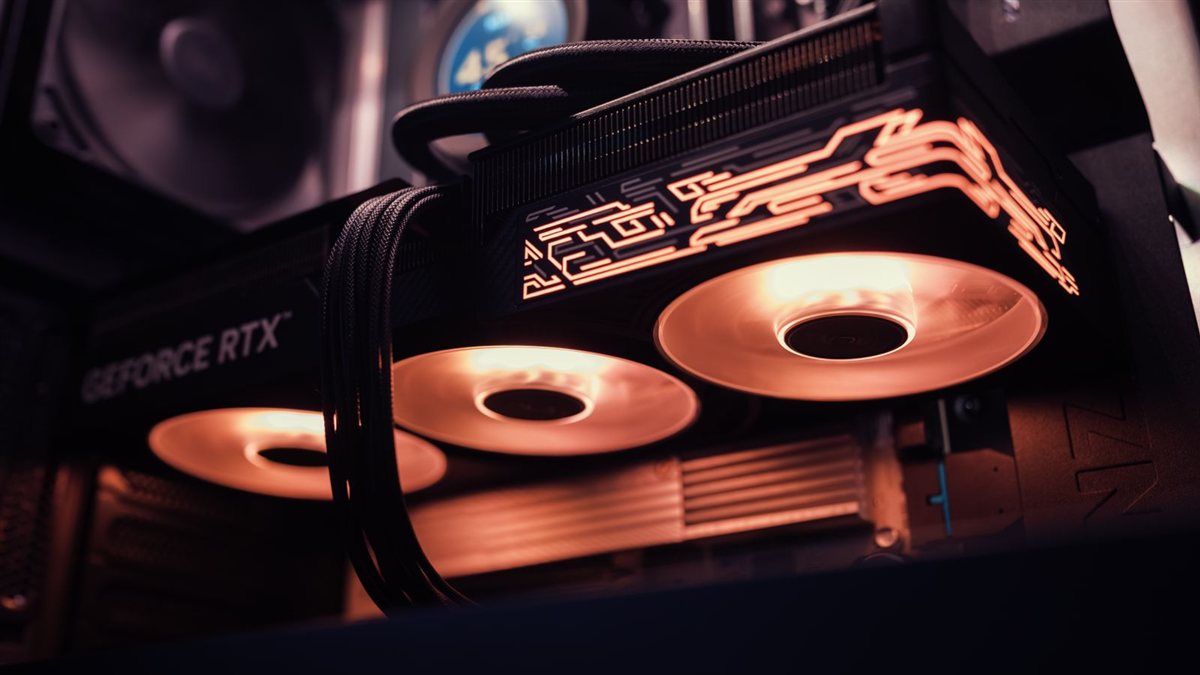 Photo d'illustration : gros plan sur une carte graphique GeForce RTX avec son éclairage LED, le composant que gèrent les réglages du pilote GPU