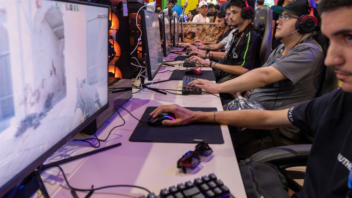 Photo d'illustration générique : une rangée de joueurs réunis lors d'un événement esport, sans lien avec un jeu en particulier.