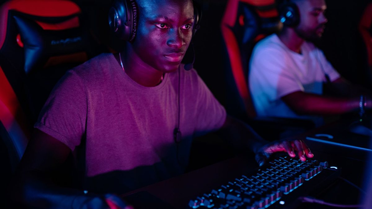 Photo d'illustration : joueur concentré devant son écran pendant un match, le regard fixé sur le centre de l'image, là où vit le réticule