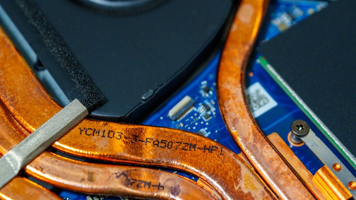 Caloducs en cuivre du refroidissement d'un PC portable ouvert : c'est ce circuit qui évacue la chaleur du CPU et du GPU vers les grilles d'aération