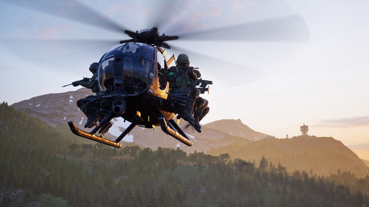 Capture officielle de WARDOGS : une escouade armée accrochée aux patins d'un hélicoptère léger survole une vallée boisée au coucher du soleil