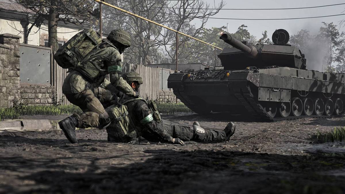 Capture officielle de WARDOGS : sous la menace d'un char, un soldat traîne un coéquipier au sol pour le mettre à l'abri et le réanimer